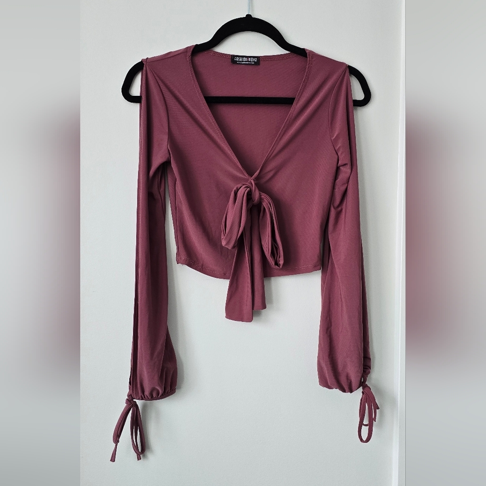 Open shoulder tie up crop top